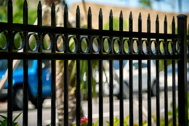 The Differences Between Vinyl vs Aluminum Fencing