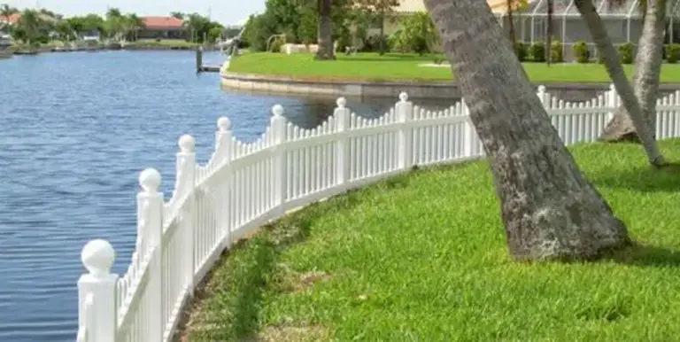 Vinyl Scalloped Picket Fence