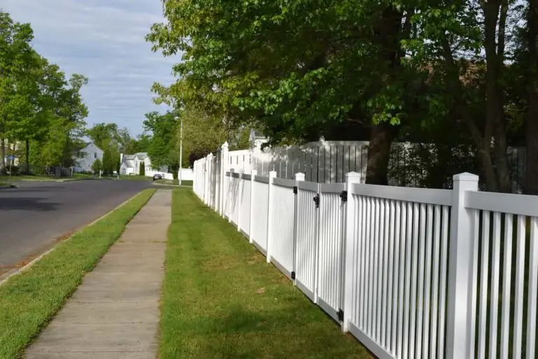 Why Vinyl is The Right Fence Material For Hot Summers